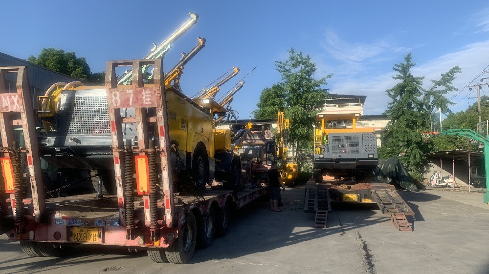 单臂锚杆台车助力铁路建设！四川钻神智能机械制造有限公司设备交付重点项目