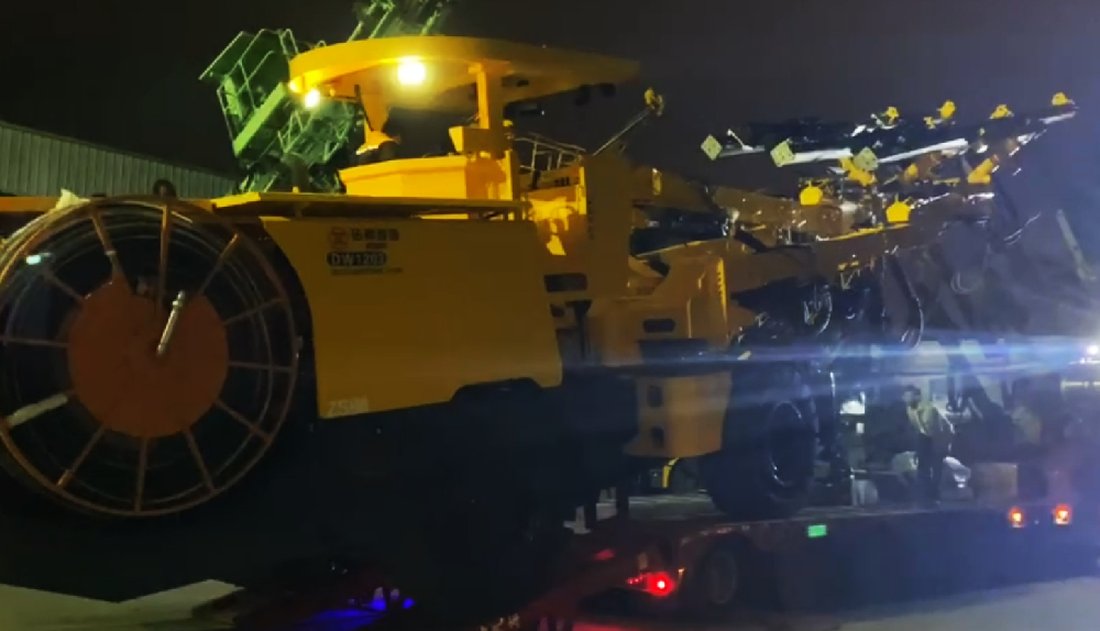 日夜兼程保交付 重器出征赴高原 —— 钻神DW1203三臂凿岩台车顺利发货
